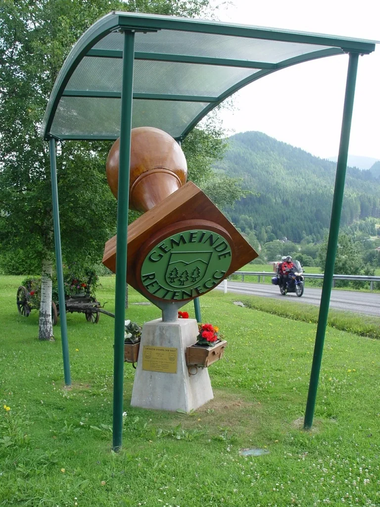 Der riesige Holzstempel unter einem Glasdach an der Ortseinfahrt von Rettenegg.