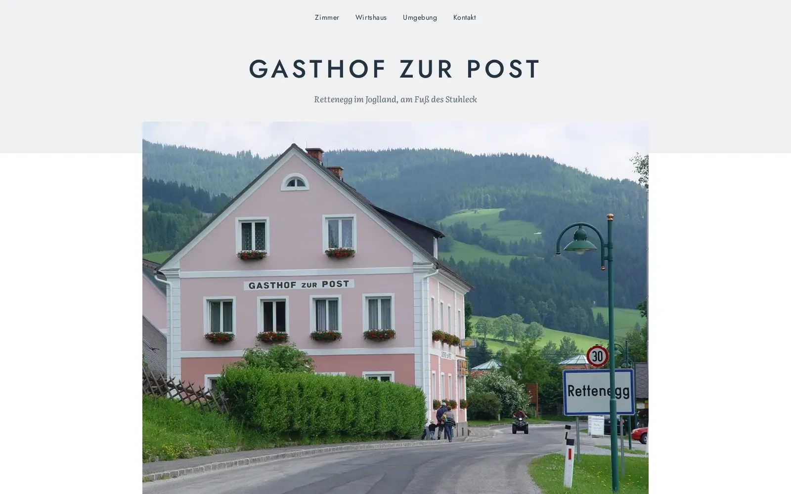 Vorschau Entwurf 3: gesperrter Schriftzug über einem gerahmten Foto des Gasthofs mit der Ortstafel Rettenegg